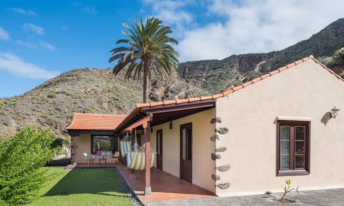 Hermigua Chalet De Esquí | Gran chalet cómodo con vistas al mar en el valle más hermoso, wifi gratuito