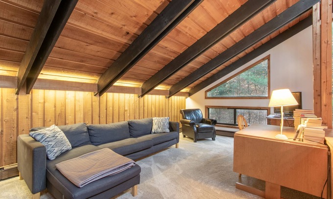 Winhall Chalet De Esquí | Large, comfortable Stratton home, a short drive to Manchester!