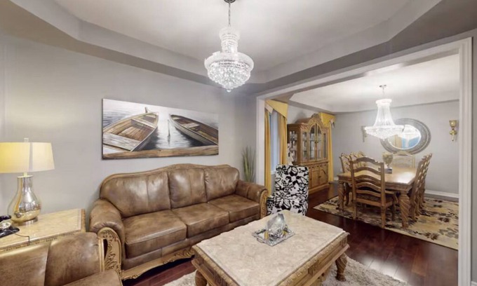 Oakville Casa | Large & Comfy Family Home in Oakville