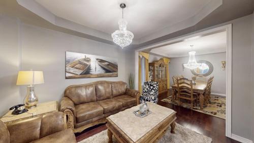 Oakville Casa | Large Comfy Family Home in Oakville