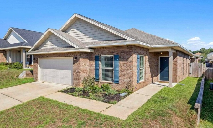 Milton Casa | Large Comfy Home, Close to Beach, Breakfast Included