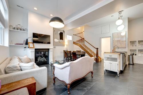 Old Town Triangle Casa | Large Condo with Outdoor Deck in Historic Chicago District home