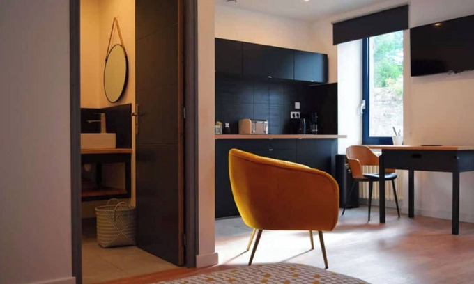 Chatelaudren Apartamento | Large, cool studio in villa 15 minutes from beaches