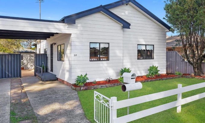 Ettalong Beach Casa | Large Cottage Near Ettalong Centre
