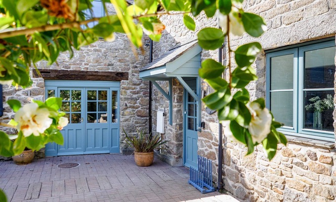 Falmouth Cabaña | Large cottage, private hot tub, shared pool, nr Falmouth/Helford River, sleeps 8