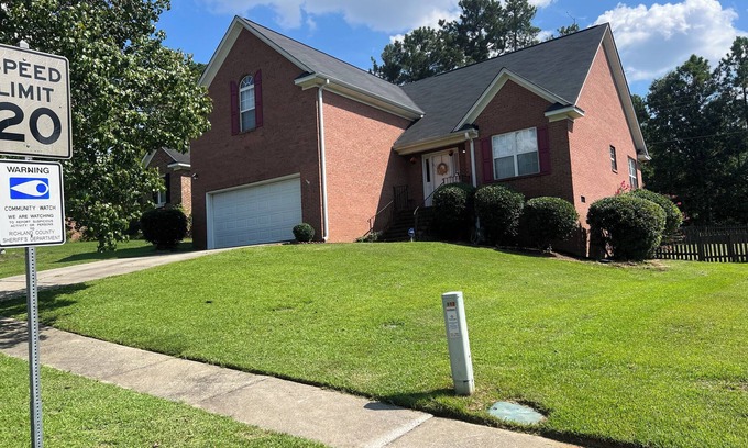 Huntcliff Casa | Large cozy 3-bedroom house in awesome Columbia with AC, WiFi