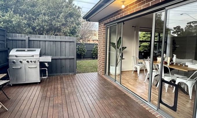 Glenroy Casa | Large cozy house 15 mins drive to the city, 2 mins to train & 10 mins to airport