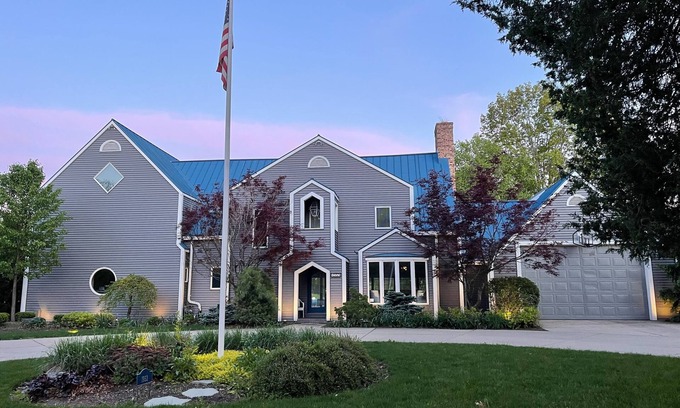 Rockford Casa | Large Custom Home with firetable, river access, Smart TV's, yard games and more