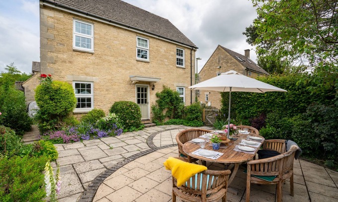 Shipton under Wychwood Cabaña | Large dog friendly holiday home - Myrtle House