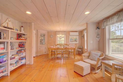 West Harwich Casa | Large Deck Fire Pit Dog Friendly Near Beach - Sleeps 10