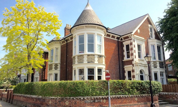 Portsmouth Casa | Large Detatched Victorian Villa in Southsea - 6 Bed 12 guests - for families
