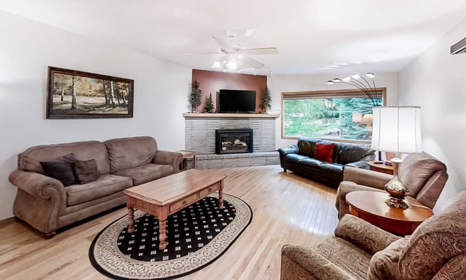 Joseph Casa | Large Dog-Friendly Duplex with Lovely Interior + Free WiFi, Private Washer/Dryer