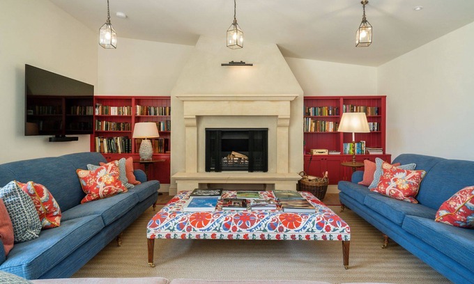 Little Coxwell Casa | Large dog friendly holiday home with a hot tub in the Cotswolds - Coppers Barn