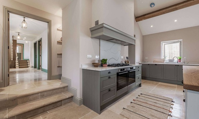 Little Coxwell Casa | Large dog friendly holiday home with a hot tub in the Cotswolds - The Oat Barn