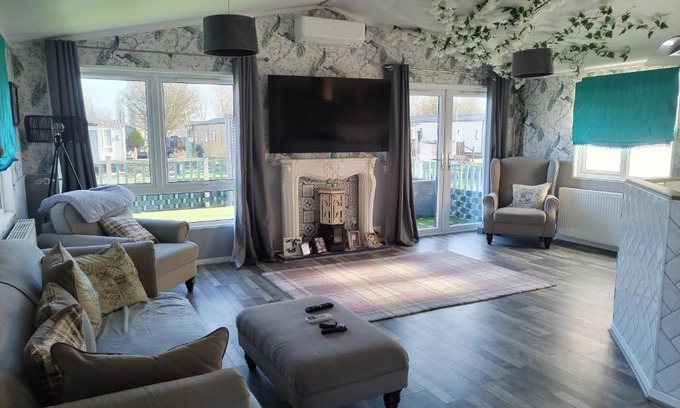 Great Houghton Otro | Large double sized lodge ideal for furry friends to stay