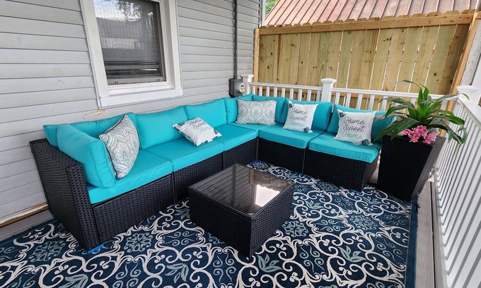 Shelby Park Casa | Large Eclectic 4-bed Newly Renovated House Plenty Street Parking by Shelby Park