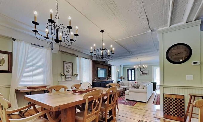 West Dover Apartamento | Large Elegant Historic 2BR, Walk to restaurants!