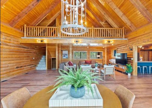 Mammoth Creek Casa | Large Elegant Reunion Cabin by Lake and Ski Resort