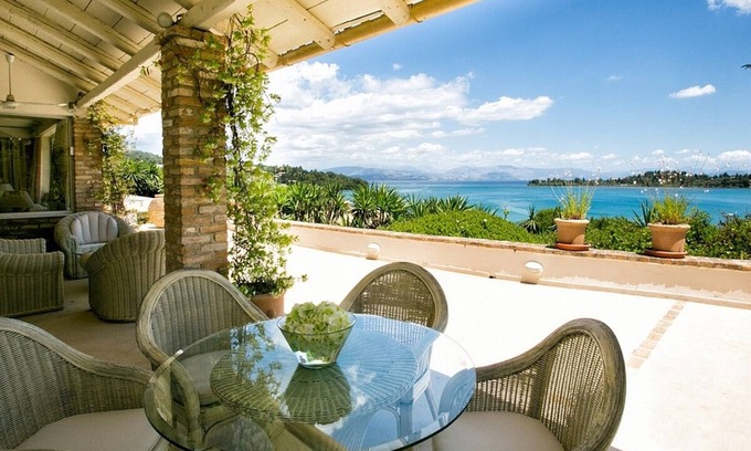 Gouvia Villa | ¡Gran villa elegante, impresionante posición frente al mar con acceso directo a la playa, piscina y gimnasio de Gouvia!