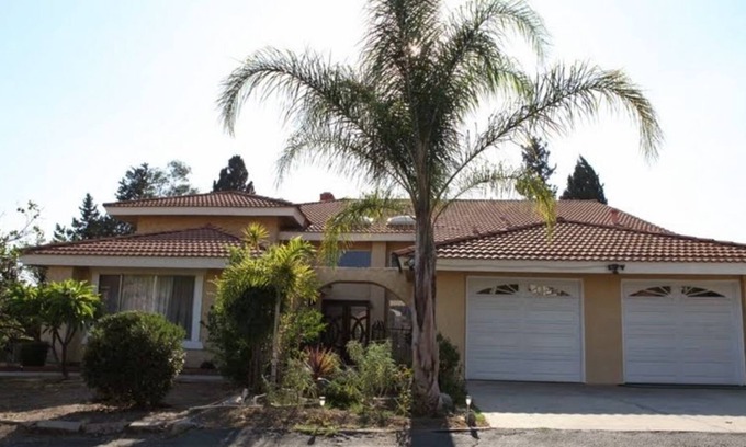 Glendora Casa | Casa grande con piscina (4 camas, 2 baños, 2 salas de estar, patio trasero)