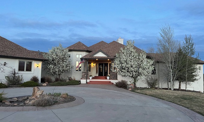 Monument Casa | Large estate with indoor pickleball, XL hot tub, sauna, golf & VIEWS galore!
