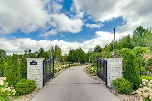King Casa | Large Estate with Luxury Collection of Amenities