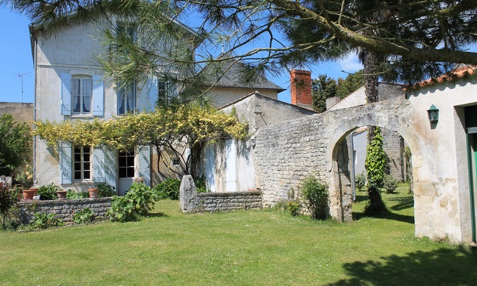 Saint-Pierre-d'Oleron Casa | Gran casa familiar con parque y piscina - ubicación tranquila en el centro de la ciudad