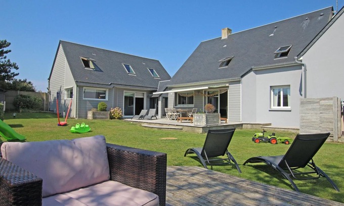 Saint-Germain-sur-Ay Cabaña | Gran casa familiar cerca de la playa con jardín, bicicletas y actividades