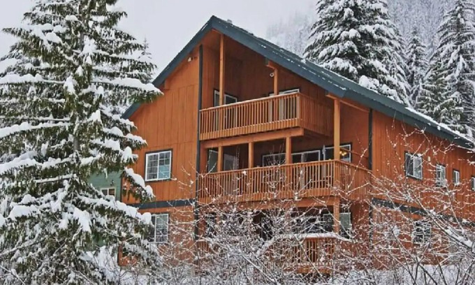 Hyak Chalet De Esquí | 4 PISTAS DE ESQUÍ, PISTAS DE SENDERISMO, LAGOS, REUNIÓN FAMILIAR, CORPORACIONES Y MÁS