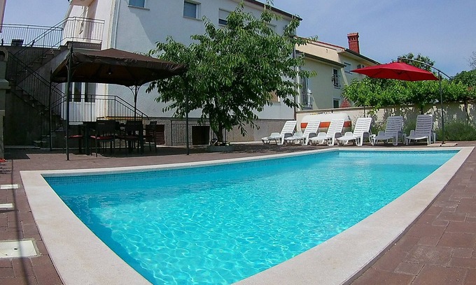 Valdebek Apartamento | Amplio apartamento familiar con piscina privada.
