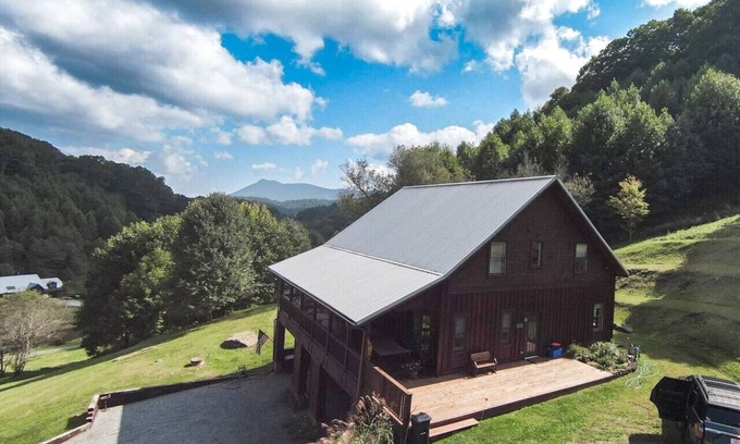 Zionville Cabina | Large Family Cabin - Hot Tub | Views | Game Room