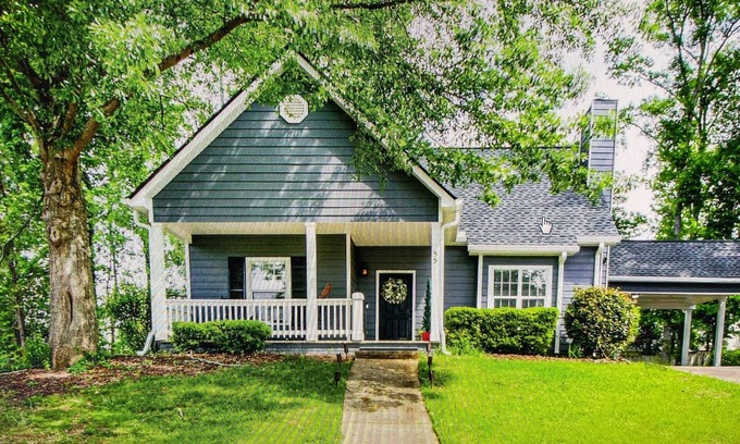 Newnan Casa | Large Family Cottage, King Master Bed, Downtown Newnan, Local Park &City of Hope
