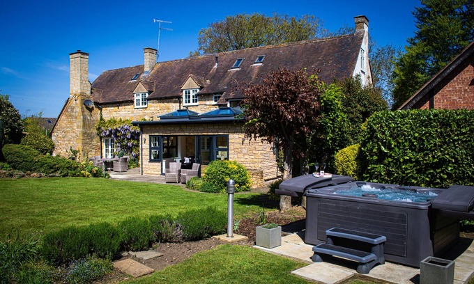 Sedgeberrow Cabaña | Large family and dog friendly Manor House with hot tub - sleeps 10 guests in 5 bedrooms
