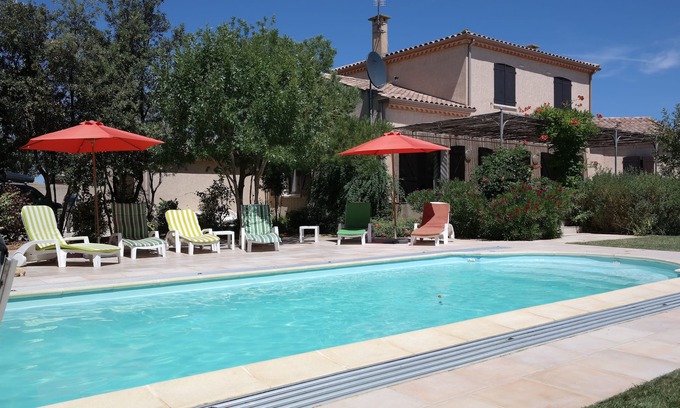 Vendres Casa | Gran casa familiar con piscina y jardín, cerca de la playa y tiendas.