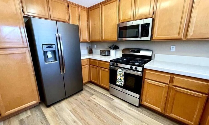 West Sacramento Casa | Large Family home, Garage, Yard w/BBQ, Long Stay
