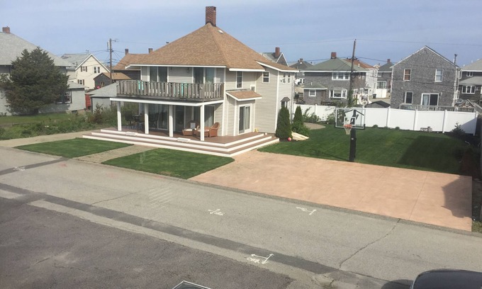Ocean Bluff-Brant Rock Casa | large family home 80 yards from beach
