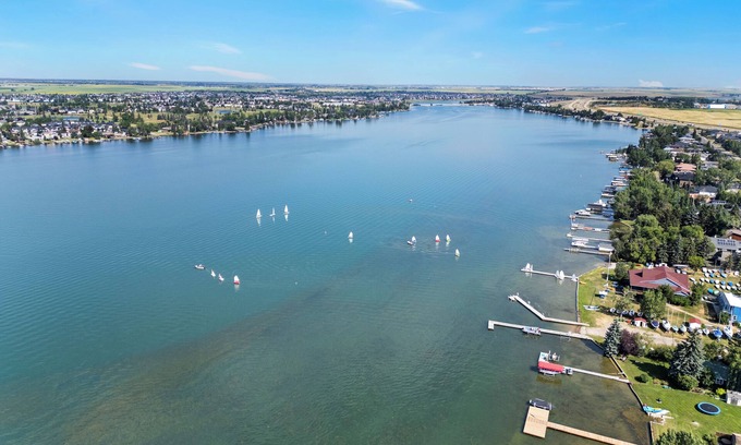 Chestermere Casa | LARGE FAMILY HOME , SPACIOUS & MODERN BY THE LAKESIDE.