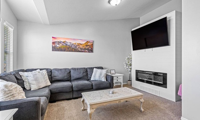 Clearfield Casa | Large family home close to HAFB/Lagoon water park