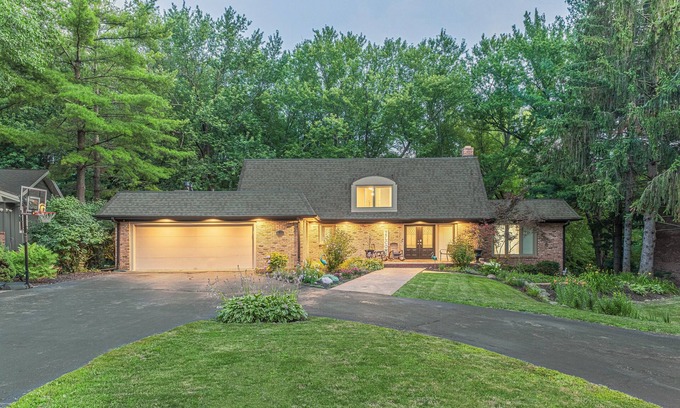 Rockford Casa | large family home, hot-tub, sauna, quiet and safe area, close to everything!
