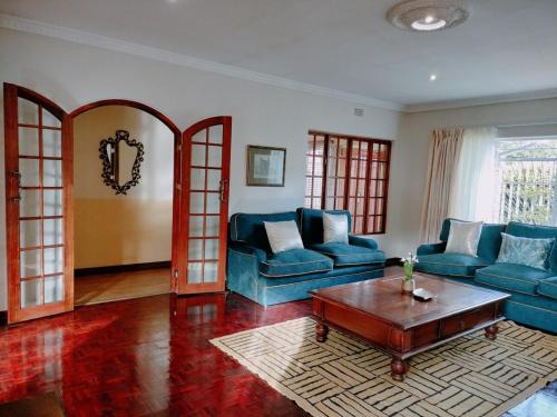 Greater Johannesburg Metropolitan Area Casa | Large Family Home-Neighboring Northcliff and Greymont