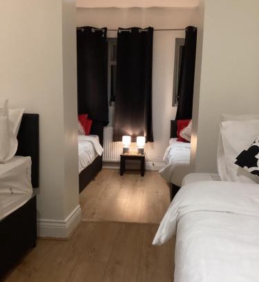 River Casa | Large Family Home, Pet Friendly, 4 Bed 2 Bath House, Sleeps 10, Free Wi-Fi, Free Parking