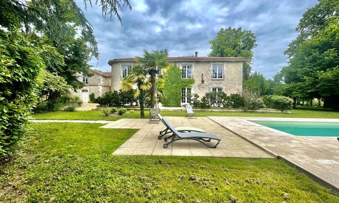 Pranzac Cabaña | Gran casa familiar con piscina climatizada, wifi y parking en Pranzac