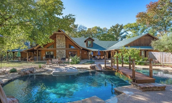 Canton Casa | Hermosa casa de troncos, escondida en los bosques de Canton, Texas, para más de 20 personas