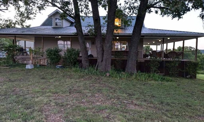 Cape Fair Otro | Large Farmhouse in Ozark Mountains