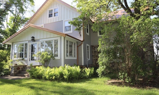 Plymouth Otro | Large Farmhouse near RA & golf. Breakfast Included with lots of room for all!
