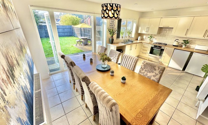 Poole Casa | Large Four Bedroom - With Hot Tub and Parking - Sleeps 8