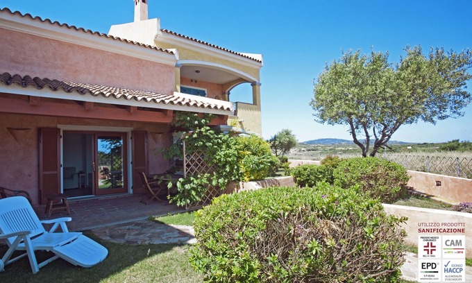 Porto Pozzo Casa | Amplio apartamento de cuatro habitaciones, residencia con piscina, a 350 metros de la playa, con vistas al mar