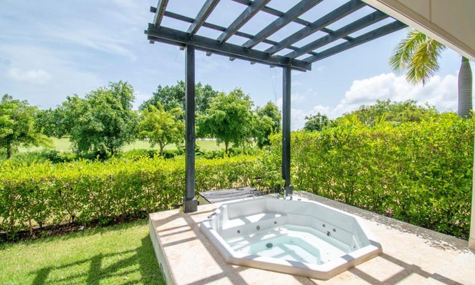 Punta Cana Apartamento | Large fully-equiped golf-front apartment with jacuzzi in luxury beach resort