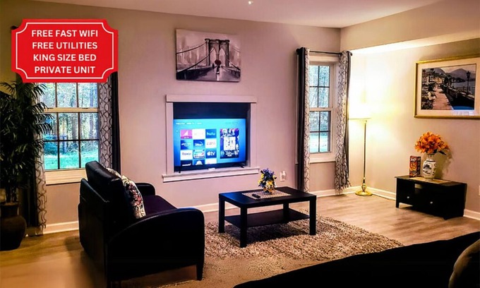 Sharpsburg Casa | Large garden appt, private access, modern kitchen, laundry, King bed, 4min shops