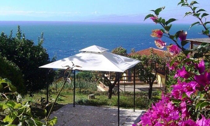 Patresi Apartamento | Large garden overlooking the sea